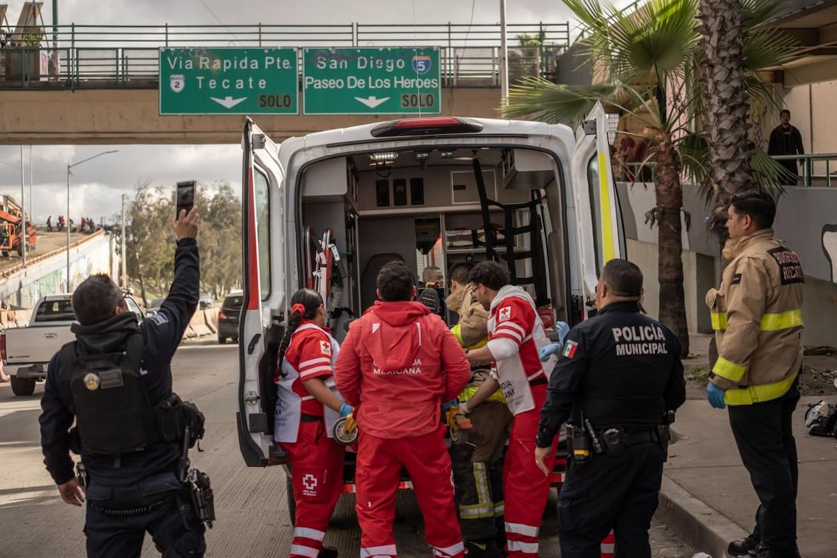 La caída ocurrió desde una altura aproximada de cinco metros y movilizó a Cruz Roja, Bomberos y Policía Municipal. Foto: Border Zoom