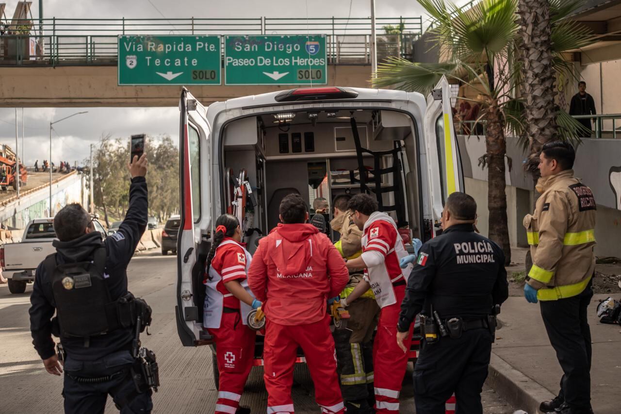 La caída ocurrió desde una altura aproximada de cinco metros y movilizó a Cruz Roja, Bomberos y Policía Municipal. Foto: Border Zoom