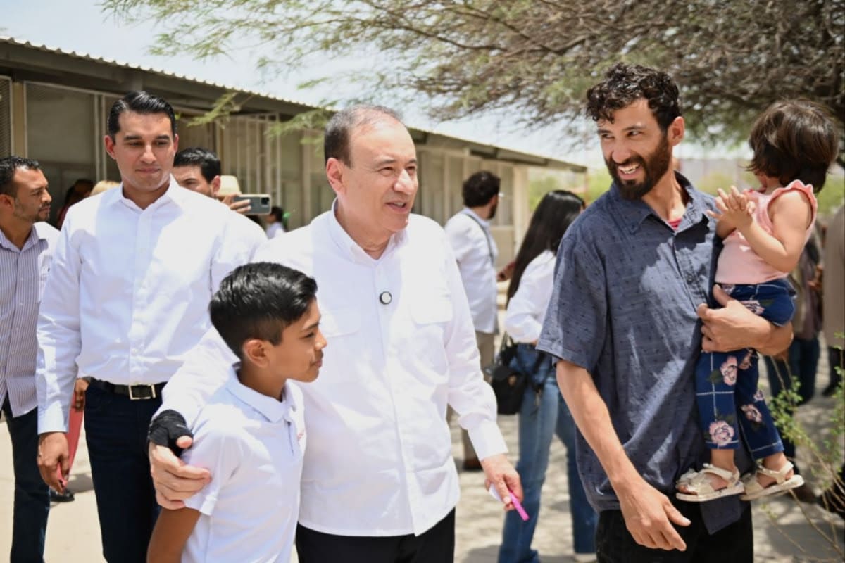 Gobernador Durazo respalda economía familiar con uniformes gratuitos para más de 109 mil estudiantes de educación básica en Hermosillo
