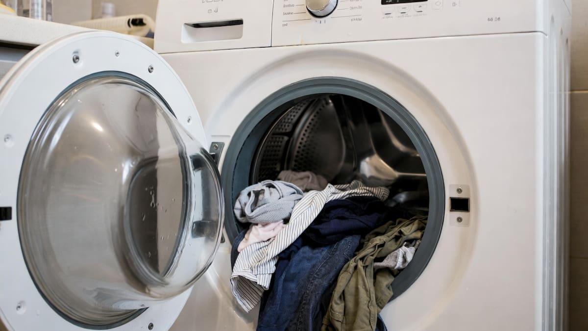 El ingrediente de cocina que elimina el olor a humedad de la ropa de forma sencilla | Foto: Grok