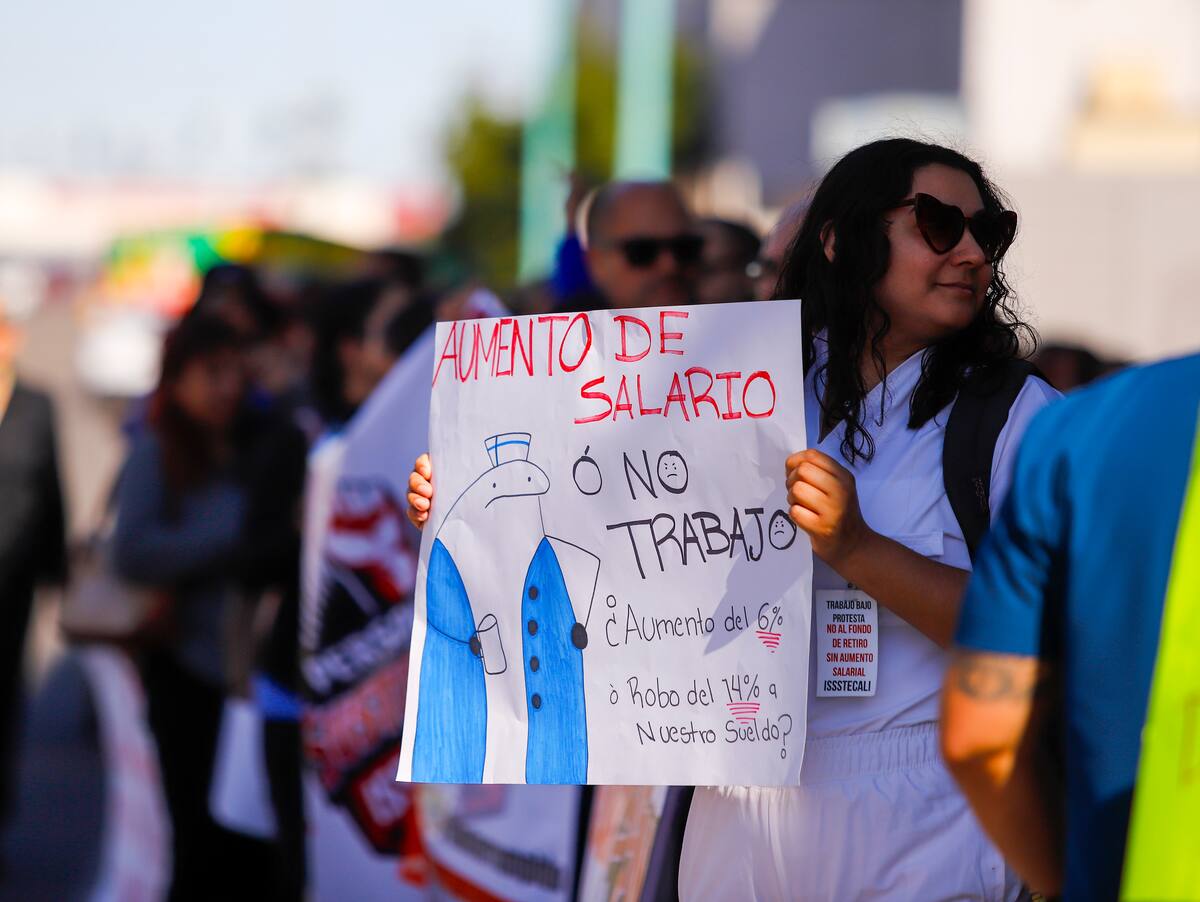 Trabajadores de ISSSTECALI se manifestaron en las oficinas de Centro Cívico tras detectar un descuento inesperado en su nómina. Además de exigir una aclaración inmediata, los empleados demandan una mejora salarial justa. (Foto: Juan J. Morales)
