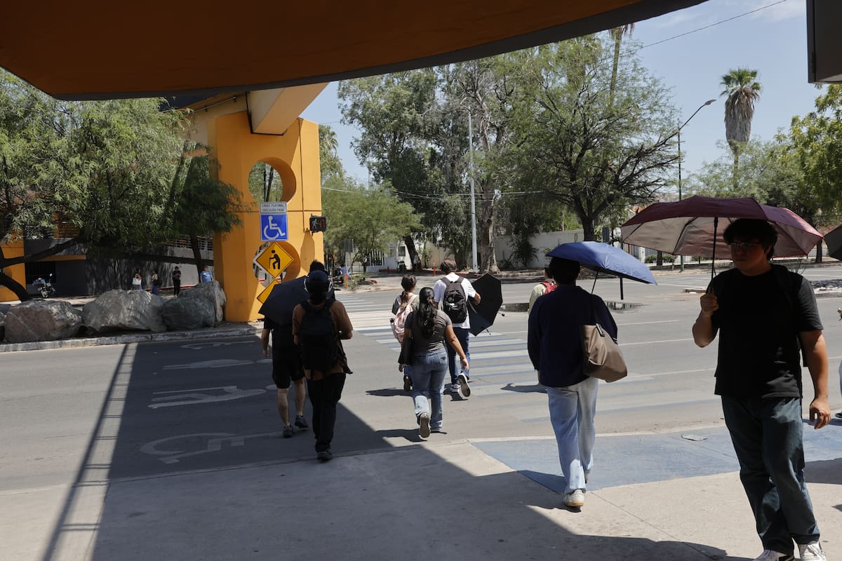 El paso a nivel frente a la Unison fue pensado para dar preferencia a personas con movilidad limitada, aunque también es utilizado por estudiantes para reducir la distancia de sus recorridos. FOTO: JULIÁN ORTEGA