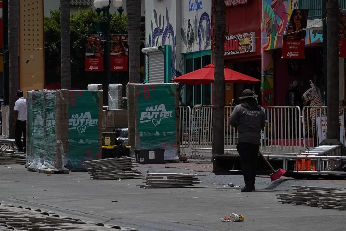 Comerciantes de la Avenida Revolución reportaron incrementos de hasta 500% en sus ventas durante el Baja Fut Fest, que reunió a miles de aficionados para seguir la Copa Mundial de la FIFA 2026.
Fotos: Selene Reynoso / Border Zoom.