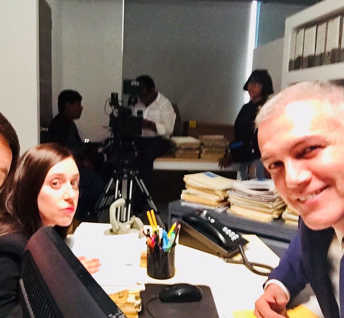 Aaron Beas junto a Mariana Treviño en "Club de Cuervos / Facebook: Aaron Beas