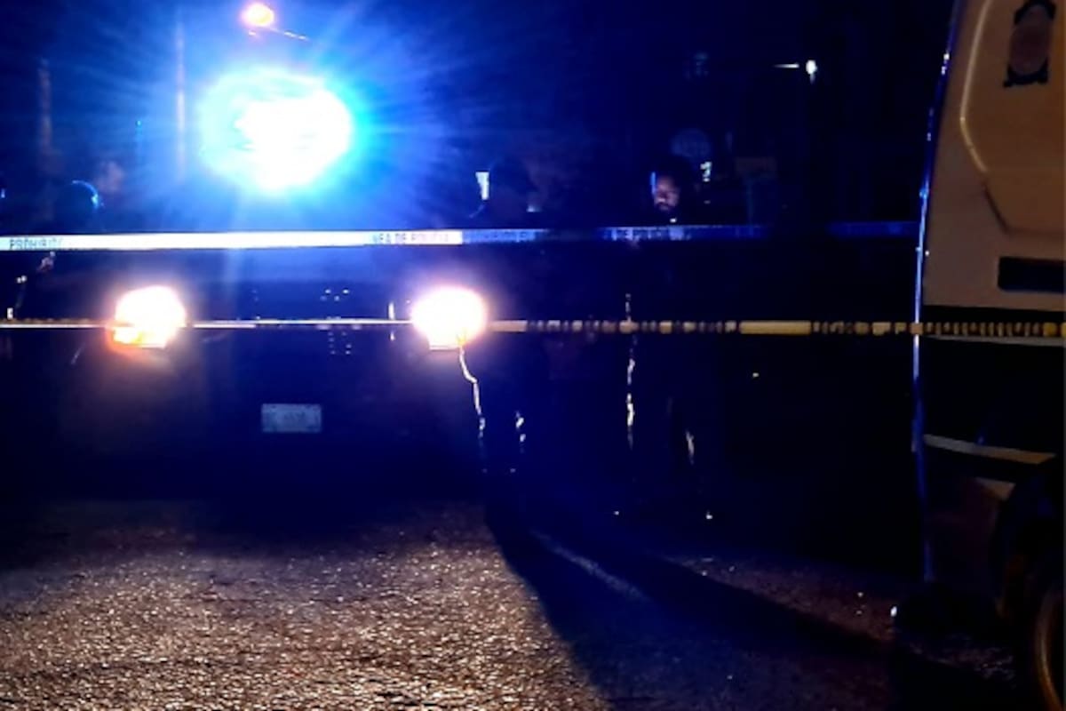 Pierde el control por exceso de velocidad y choca contra estructura