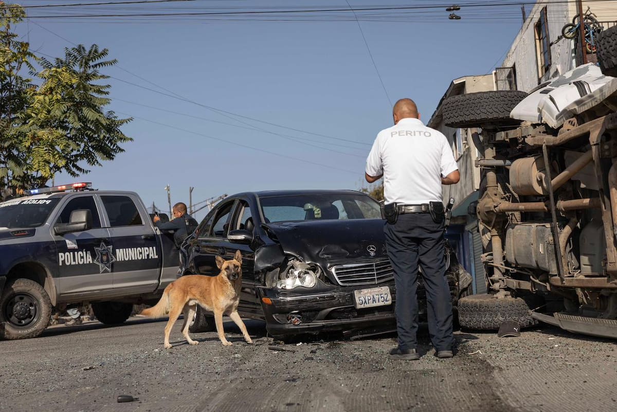 Un choque entre dos vehículos terminó en volcadura y dejó tres personas lesionadas la mañana de este viernes en la colonia El Pípila, Tijuana. Foto: Border Zoom