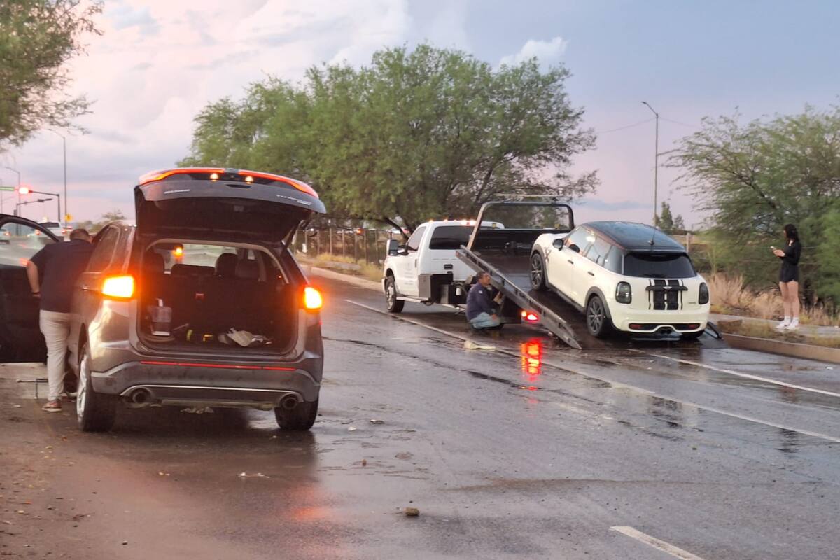 Más de 4 autos averiados por lluvias al surponiente de Hermosillo; se tapan parrillas