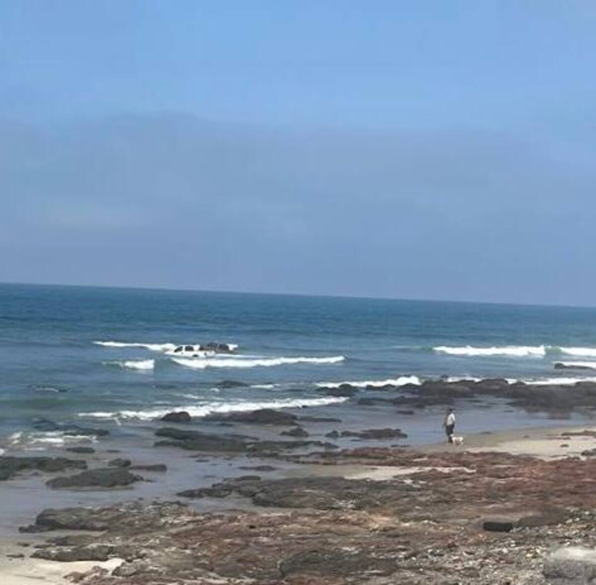 Rescatan cuatro camionetas del año en playas de Rosarito