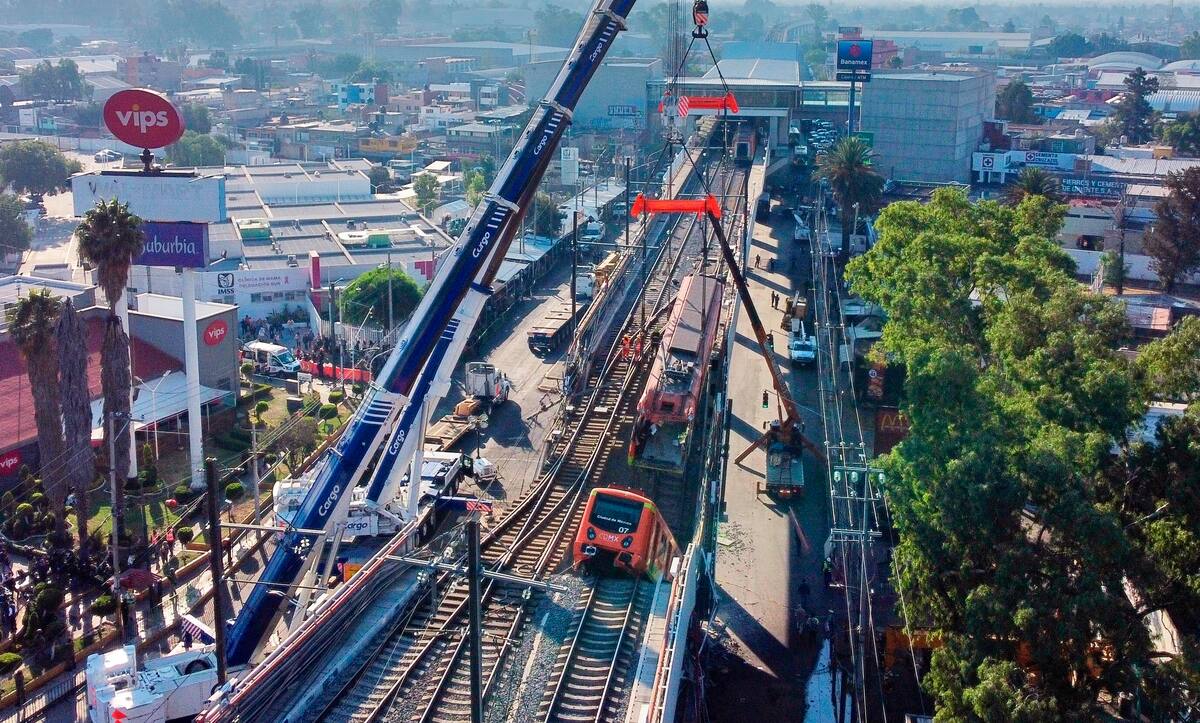 MEX860. CIUDAD DE MÉXICO (MÉXICO), 04/05/2021.- Vista aérea realizada con un drone que muestra el colapso de los vagones del metro, hoy en la Ciudad de México (México). Al menos 23 personas murieron y otras 79 resultaron heridas al desplomarse en la noche de lunes un puente de la vía elevada de la línea 12 del Metro de Ciudad de México entre la estación Olivos y Tezonco sobre el que circulaba un tren con varios vagones. EFE/Carlos Ramírez