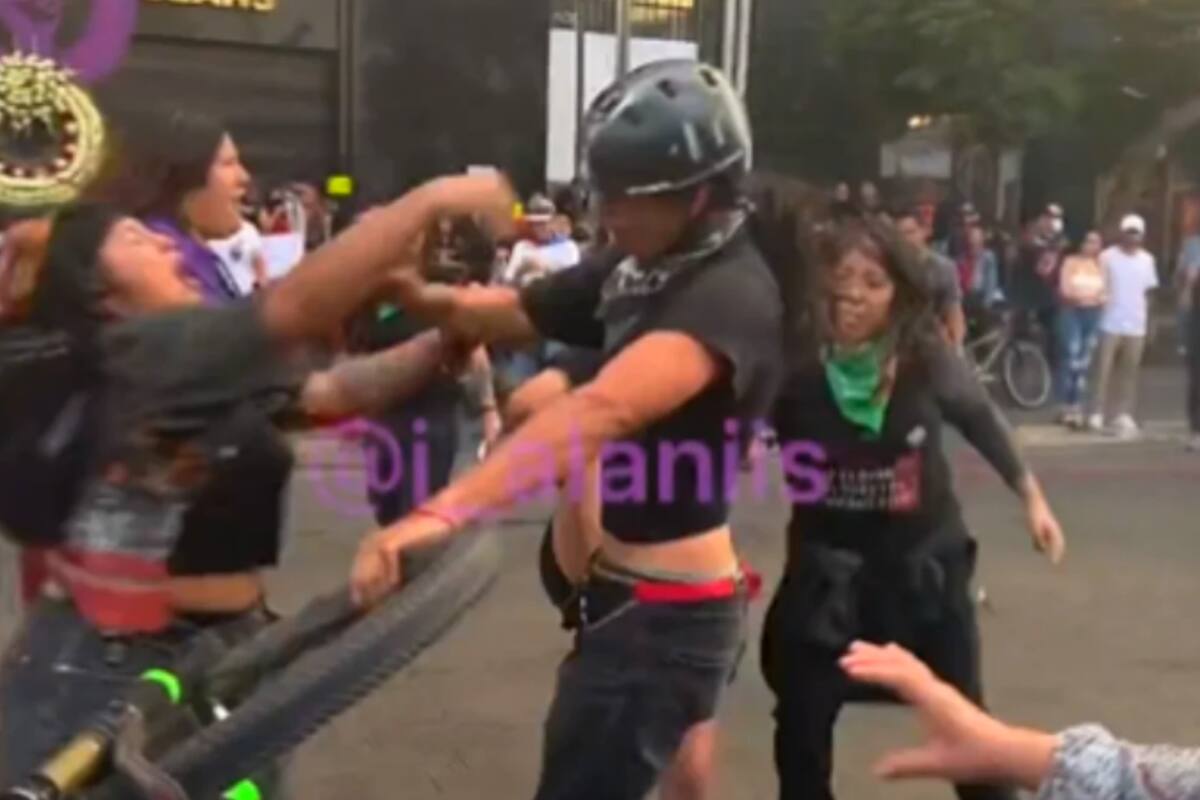 Mujeres golpean a ciclista por atropellar a menor durante la marcha