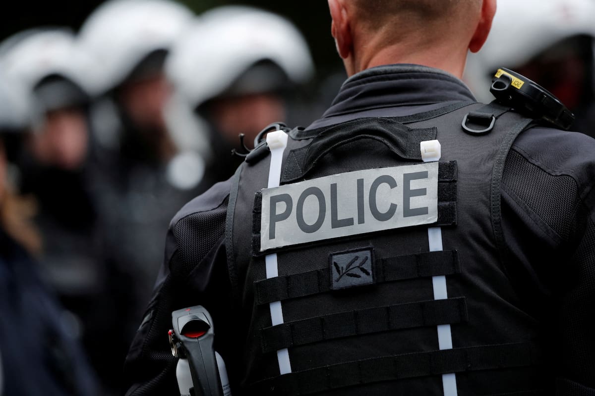 Agentes de seguridad acordonaron la zona tras impedir un intento de atentado frente a un banco en Francia. Foto: Reuters
