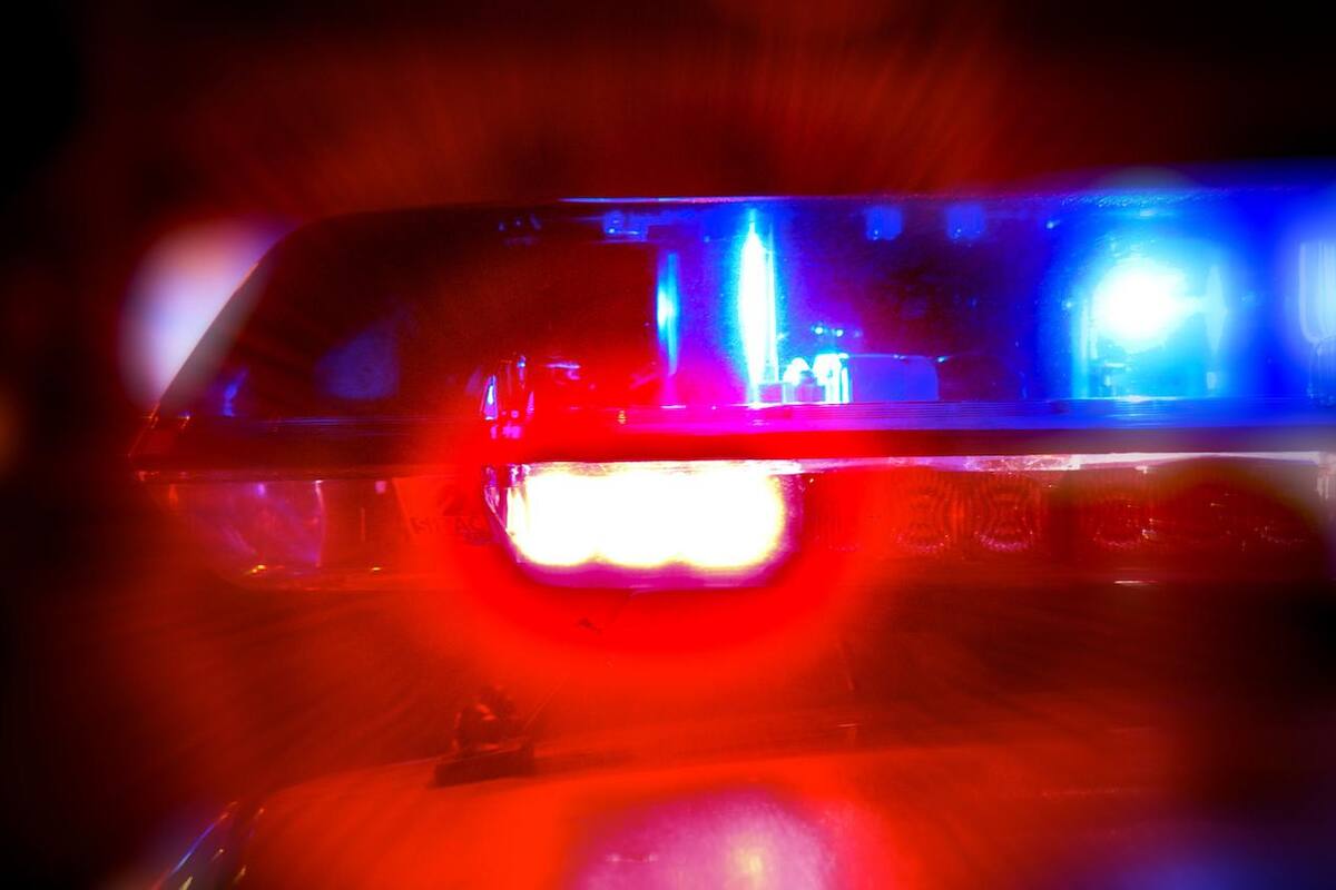 Hombre estalla de furia y agrede a mujer policía luego de que presuntamente sus vecinos mataran a su perro