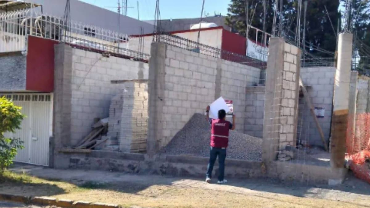 Un hombre en Puebla casi logró burlarse de la ley al no tener permisos de construcción en una zona residencial de la cual era vecino; ya había sido sancionado en 2013 y ahora enfrenta clausura y advertencia de posible cárcel por hasta 2 años