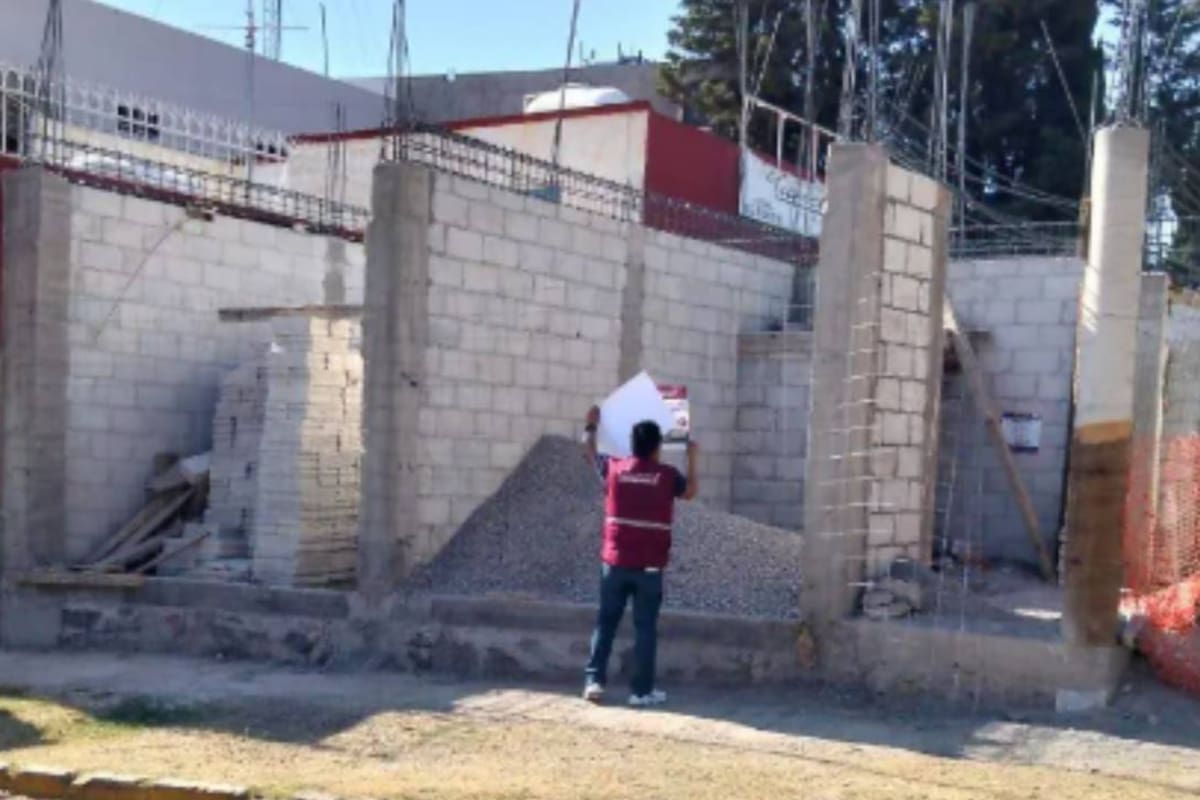 Un hombre en Puebla casi logró burlarse de la ley al no tener permisos de construcción en una zona residencial de la cual era vecino; ya había sido sancionado en 2013 y ahora enfrenta clausura y advertencia de posible cárcel por hasta 2 años