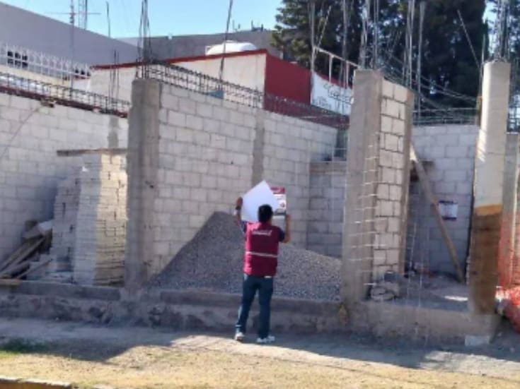 Un hombre en Puebla casi logró burlarse de la ley al no tener permisos de construcción en una zona residencial de la cual era vecino; ya había sido sancionado en 2013 y ahora enfrenta clausura y advertencia de posible cárcel por hasta 2 años