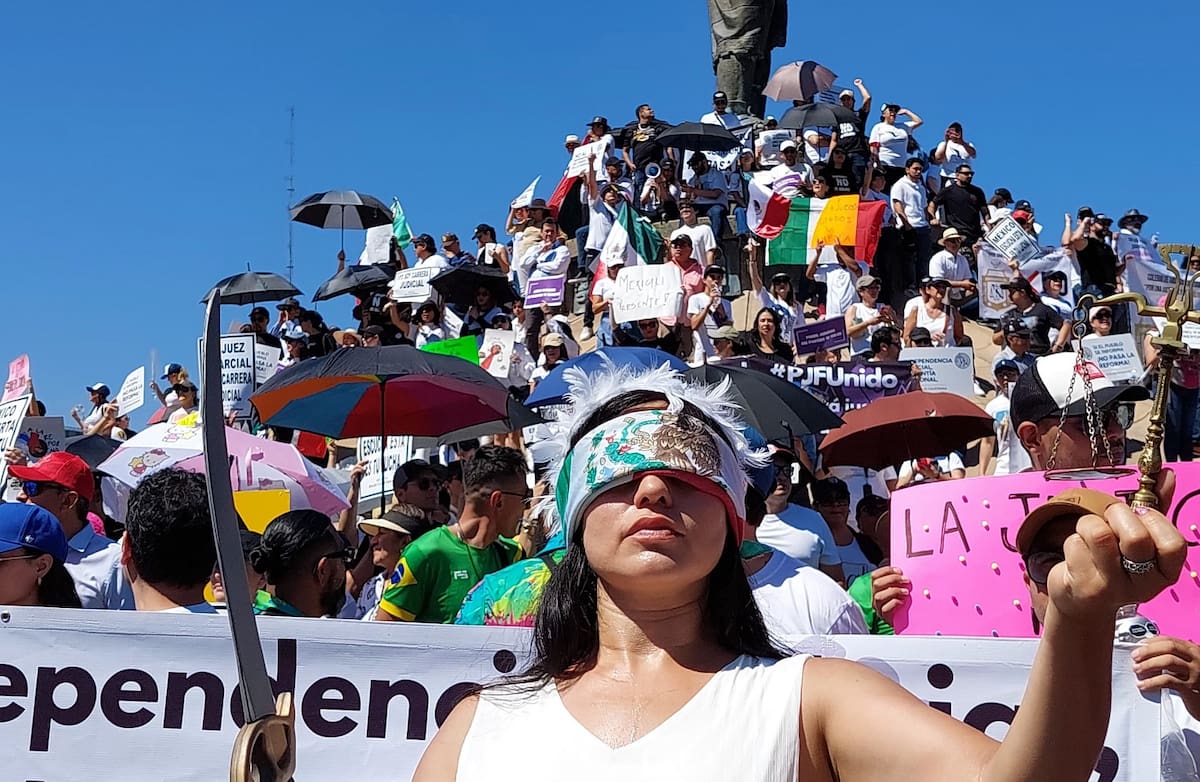 Los trabajadores del órgano se concentraron en la glorieta Cuauhtémoc.