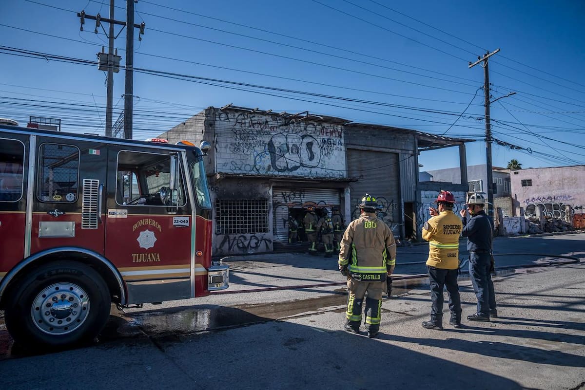 Bomberos localizaron una camioneta calcinada dentro del inmueble incendiado. Foto: Border Zoom