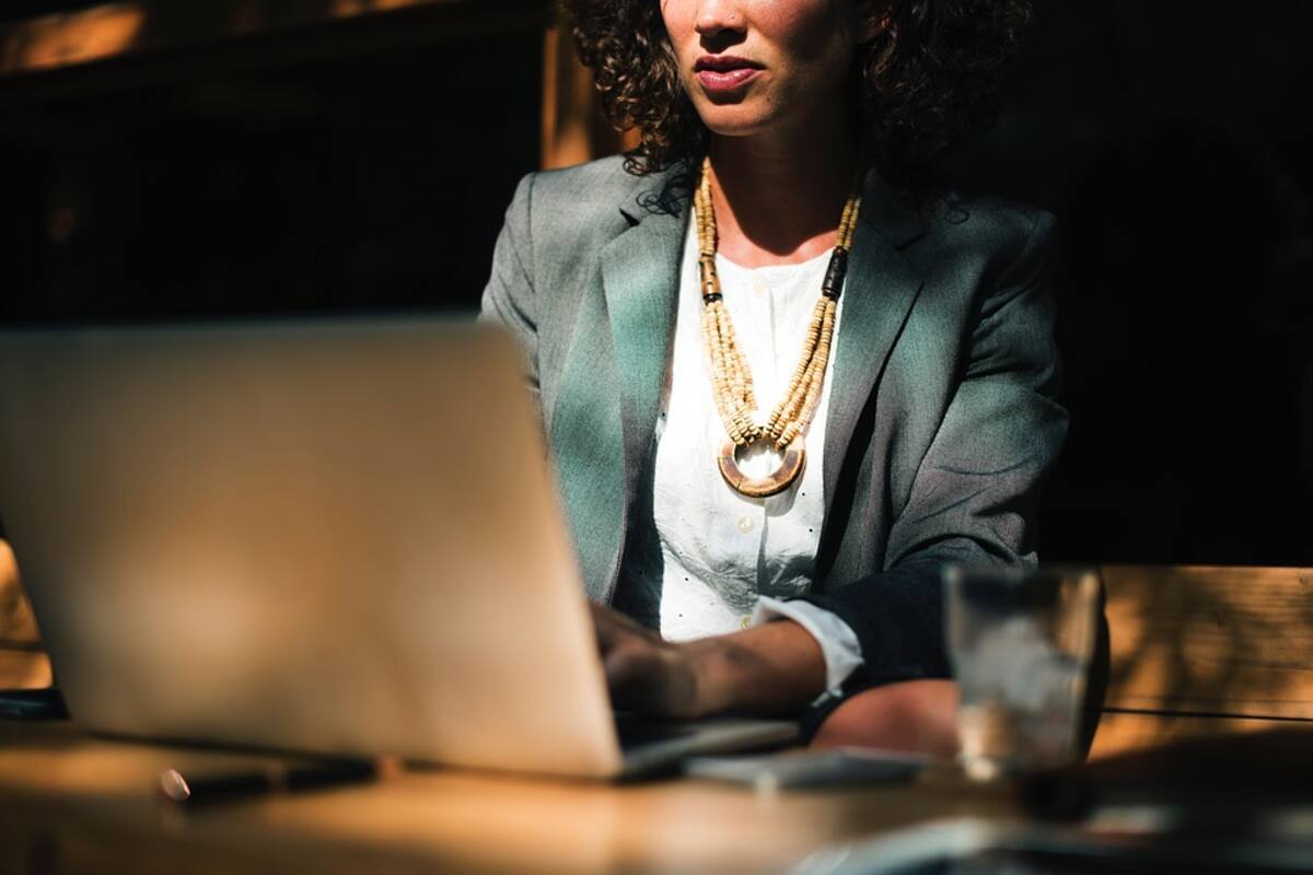 Por su vestido o por ser madre soltera, la violencia que viven mujeres en el trabajo