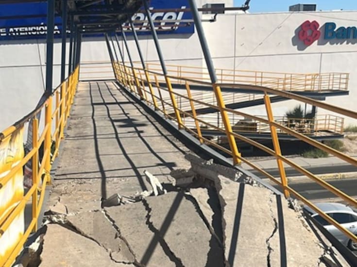 Camión de basura choca con puente y causa daños
