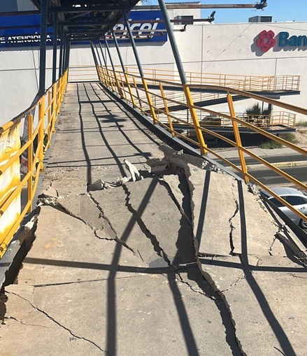 Camión de basura choca con puente y causa daños
