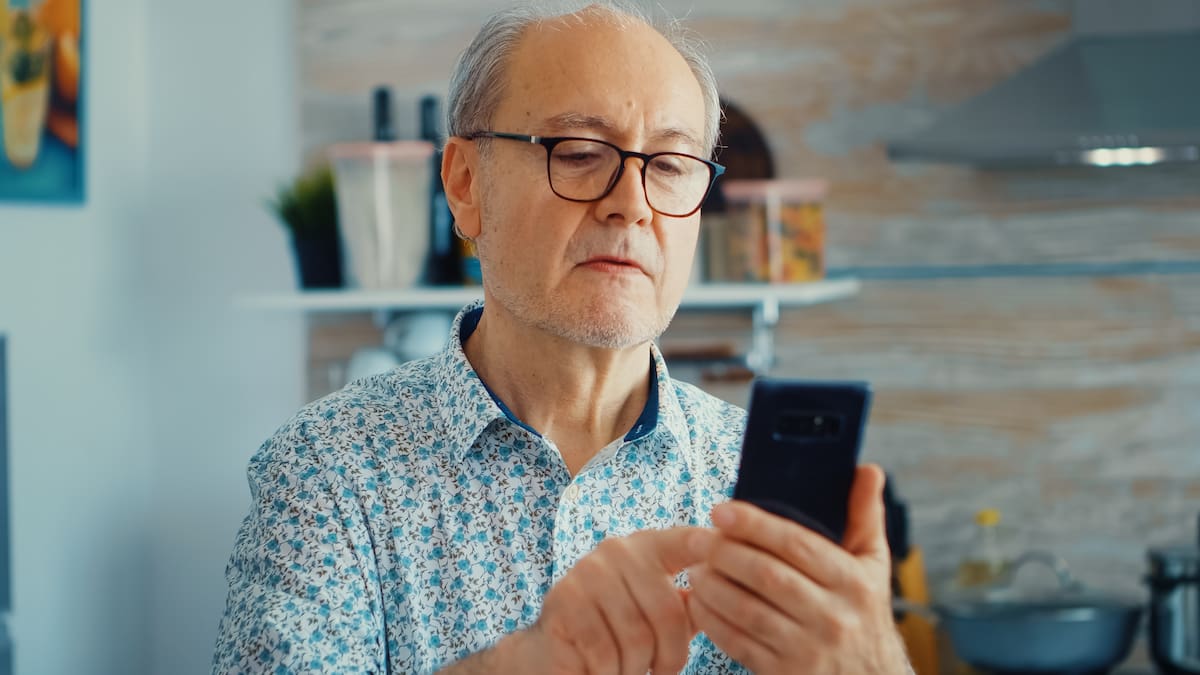 Las nuevas disposiciones de la CRT protegen prioritariamente a los usuarios de telefonía móvil que enfrentan mayores dificultades de conectividad o accesibilidad. | Magnific