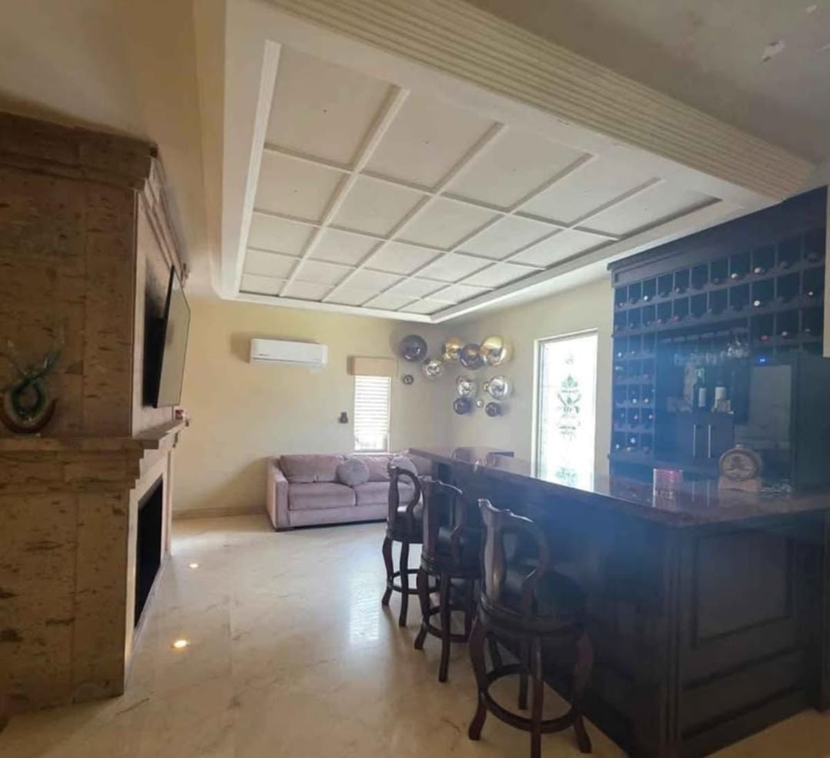 Así luce el comedor de la casa de Karina "N", puesta a la venta mientras la funcionaria enfrenta un proceso legal por presunta extorsión. | Facebook