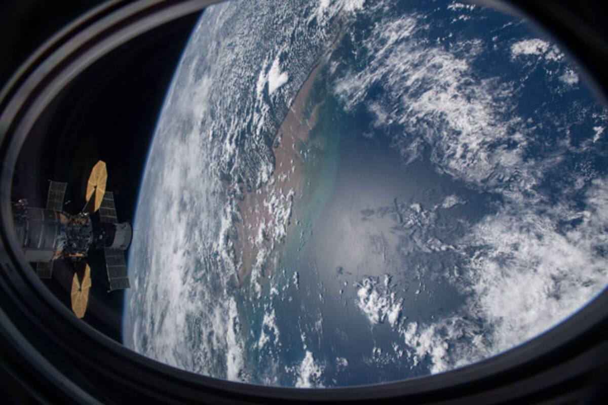 Baby Yoda mirando a la Tierra desde la Estación Espacial Internacional
