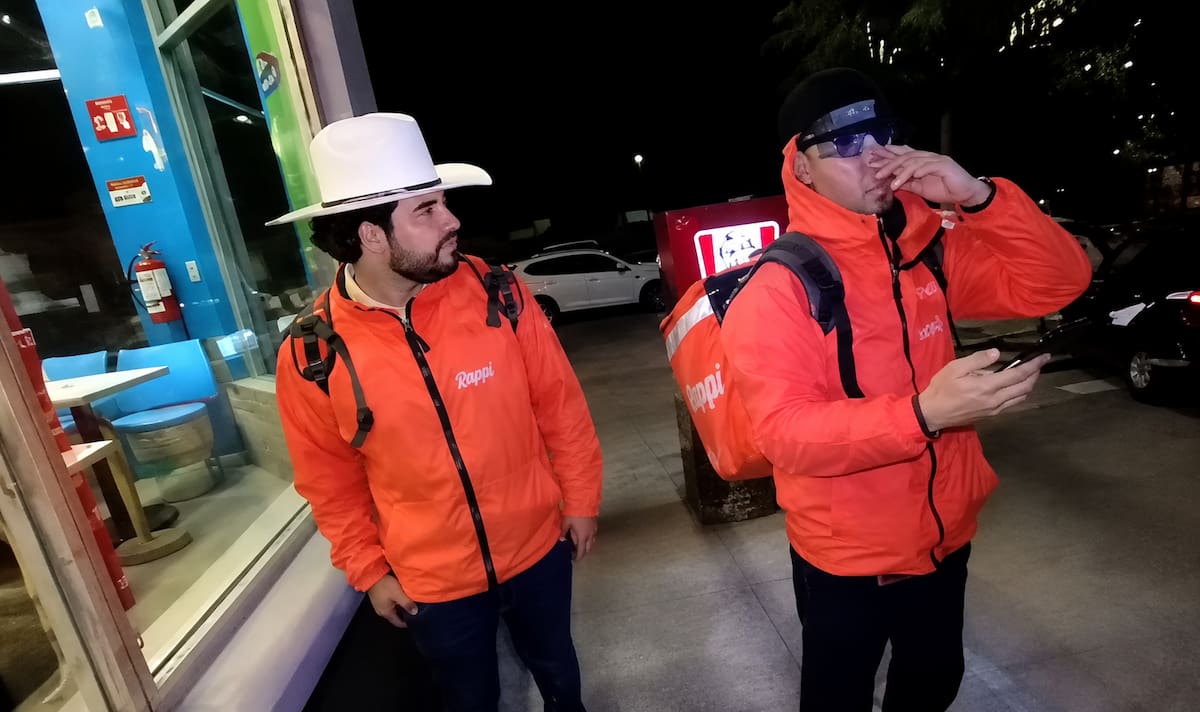 Minutos antes del ataque, César Gastélum, conocido como "Cesarín", y dos acompañantes realizaban una transmisión en vivo vestidos como repartidores de plataforma cuando una motocicleta pasó cerca del grupo, un momento que posteriormente cobró relevancia tras el homicidio del influencer en Culiacán.