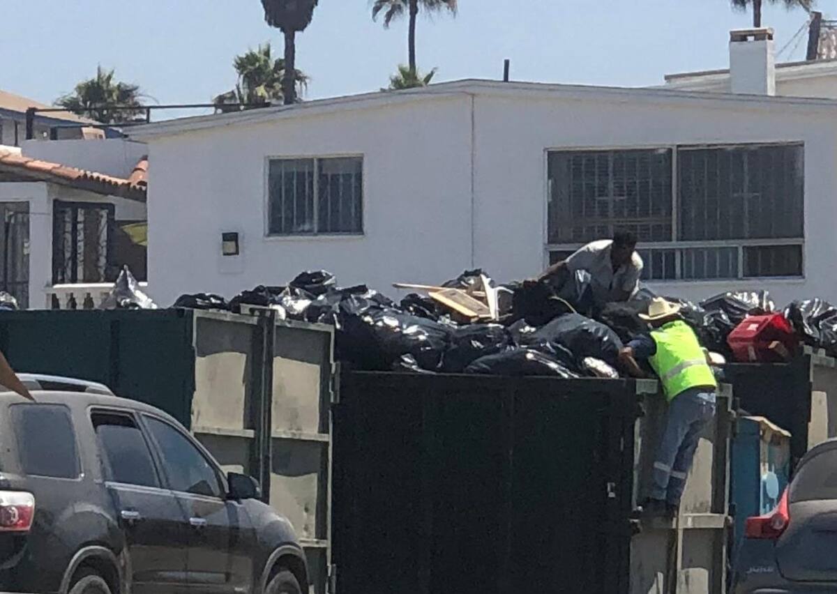 Cuadrillas realizan la limpieza de la basura acumulada el fin de semana en playas de Rosarito.
