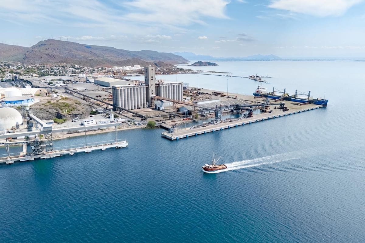 La Secretaría de Marina formalizó una ampliación de la concesión de la Administración del Sistema Portuario Nacional (Asipona) Guaymas que incorpora más de 23.1 millones de metros cuadrados de superficies marítimas y terrestres, distribuidos en distintas zonas de Sonora