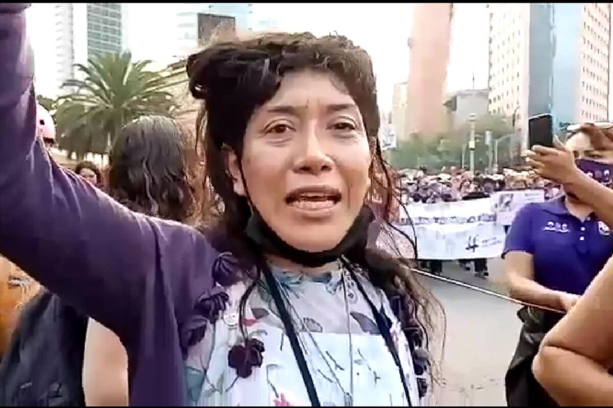 Mamá de Lesvy, joven estrangulada con cable en la UNAM, se une a Marcha del 25 N