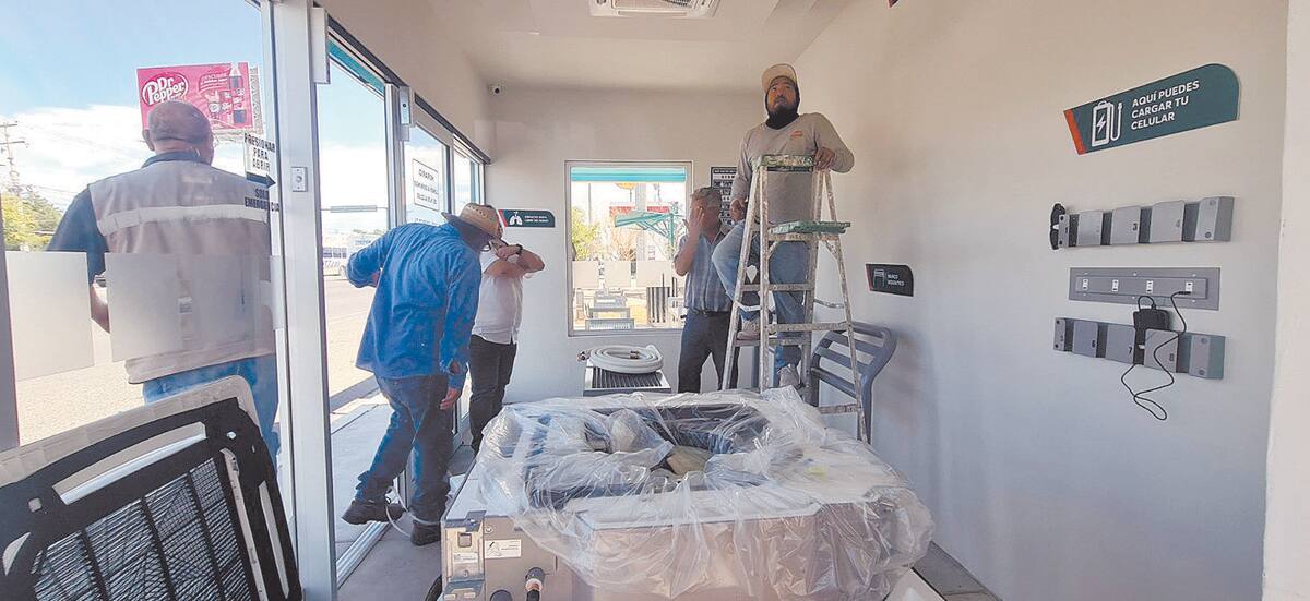 En julio trabajadores laboraban en el prototipo de la parada refrigerada, ubicada al Sur de la ciudad. FOTO: ESPECIAL