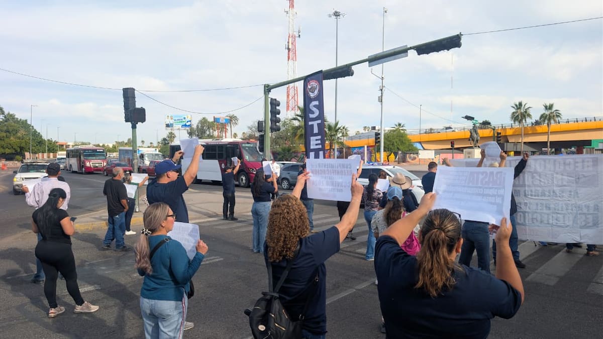 Con bloqueo y protesta, el sindicato universitario exigió salarios dignos y solución inmediata al conflicto.