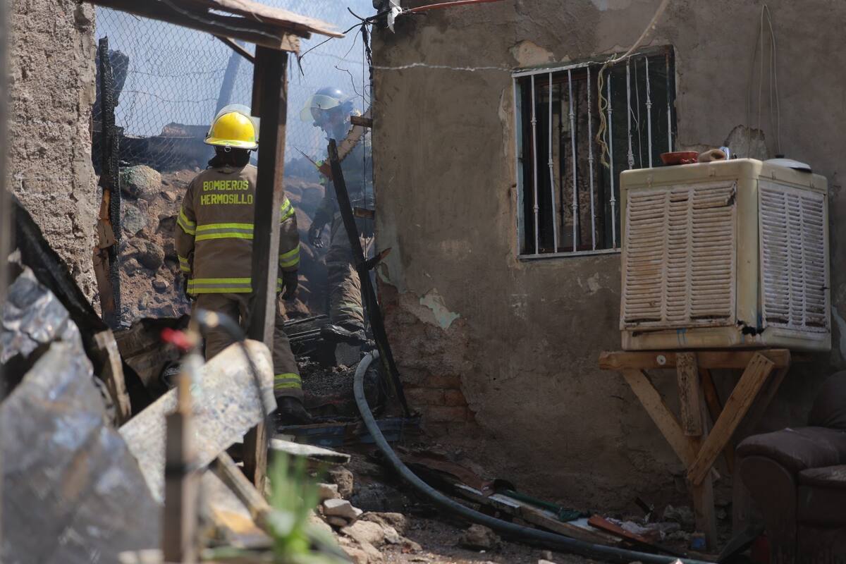 Una casa de madera y cartón fue destruida por el fuego en la colonia Coloso, pero gracias a la acción conjunta se evitó una tragedia mayor.