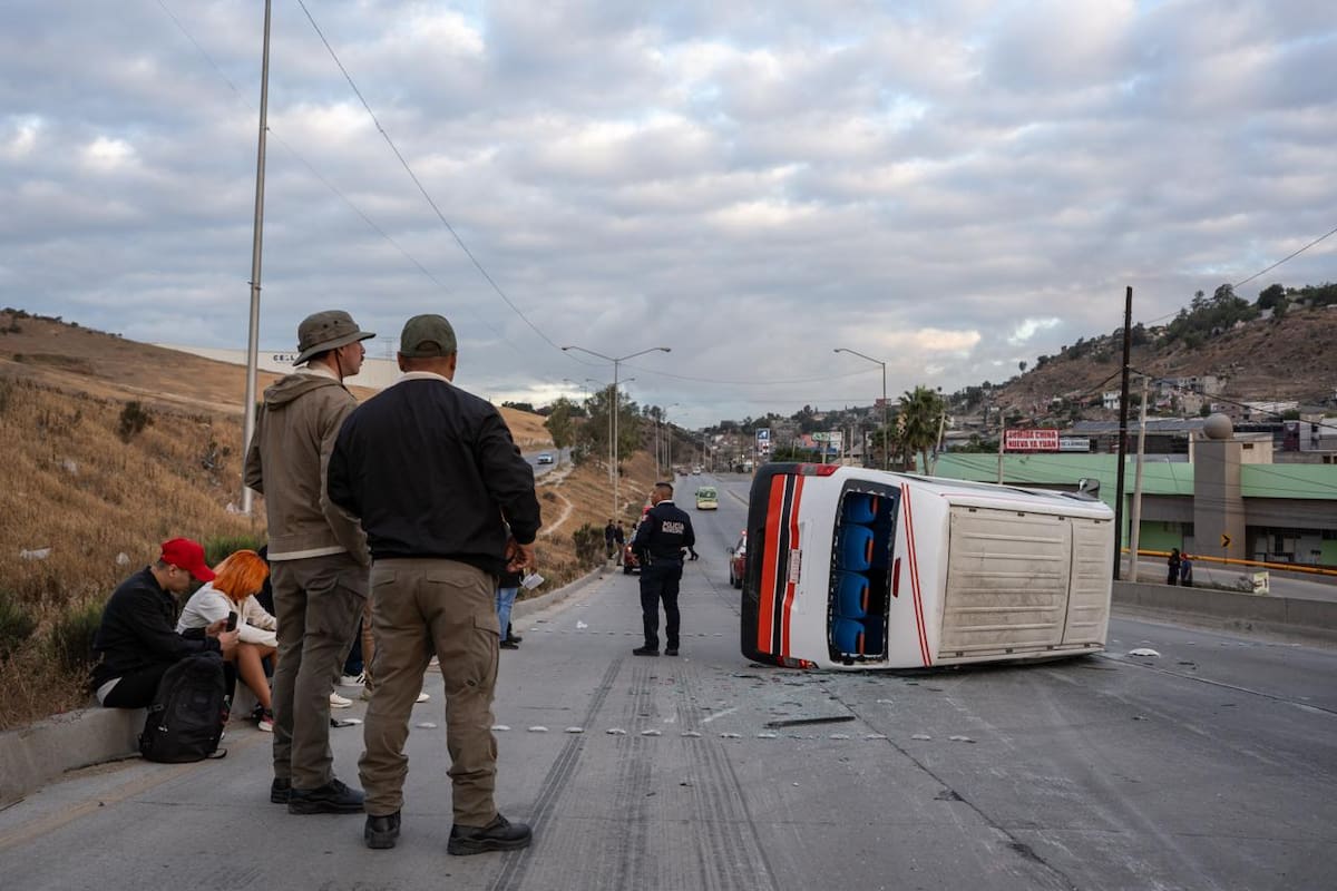 Vuelca taxi de ruta en bulevar Insurgentes; hay al menos 15 lesionados