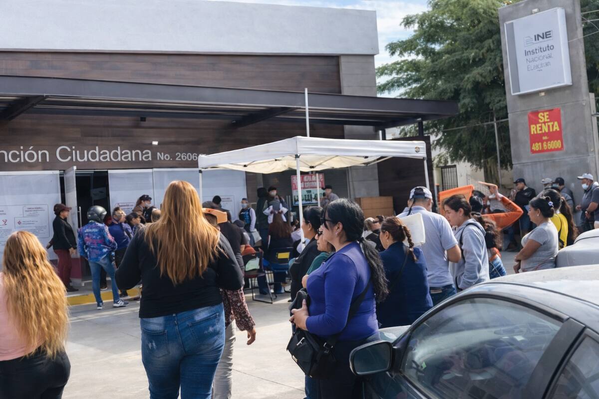 Largas filas en el INE de Ciudad Obregón: atienden hasta 600 personas al día por credenciales vencidas