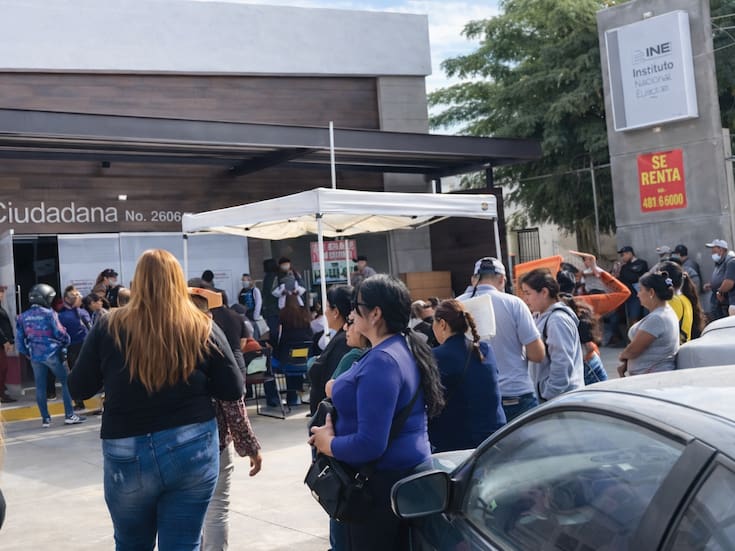 Largas filas en el INE de Ciudad Obregón: atienden hasta 600 personas al día por credenciales vencidas