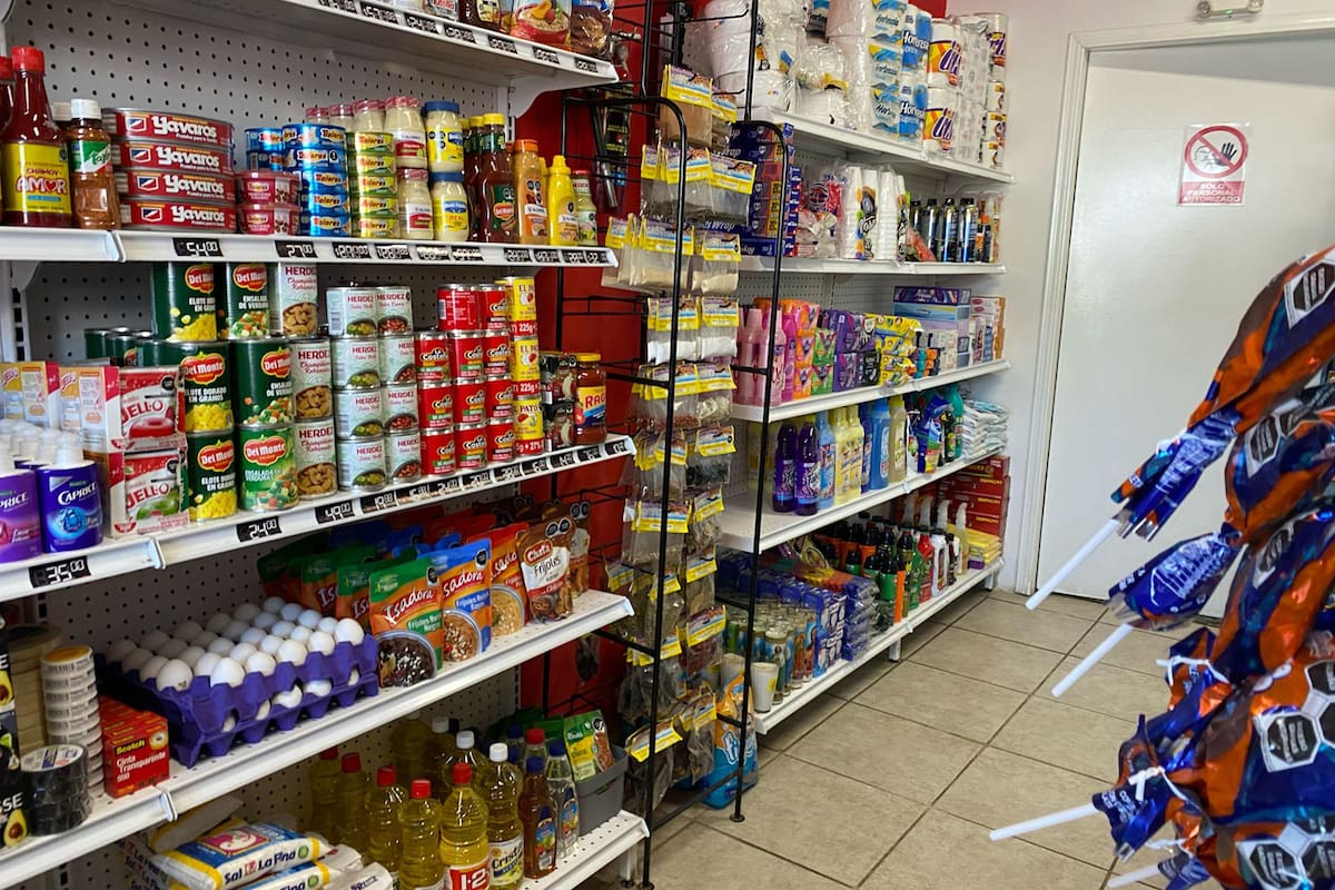 Para los encargados de las tiendas cada vez es más complicado “surtir” el comercio de productos ante el alza de los artículos y la tasa de inflación.