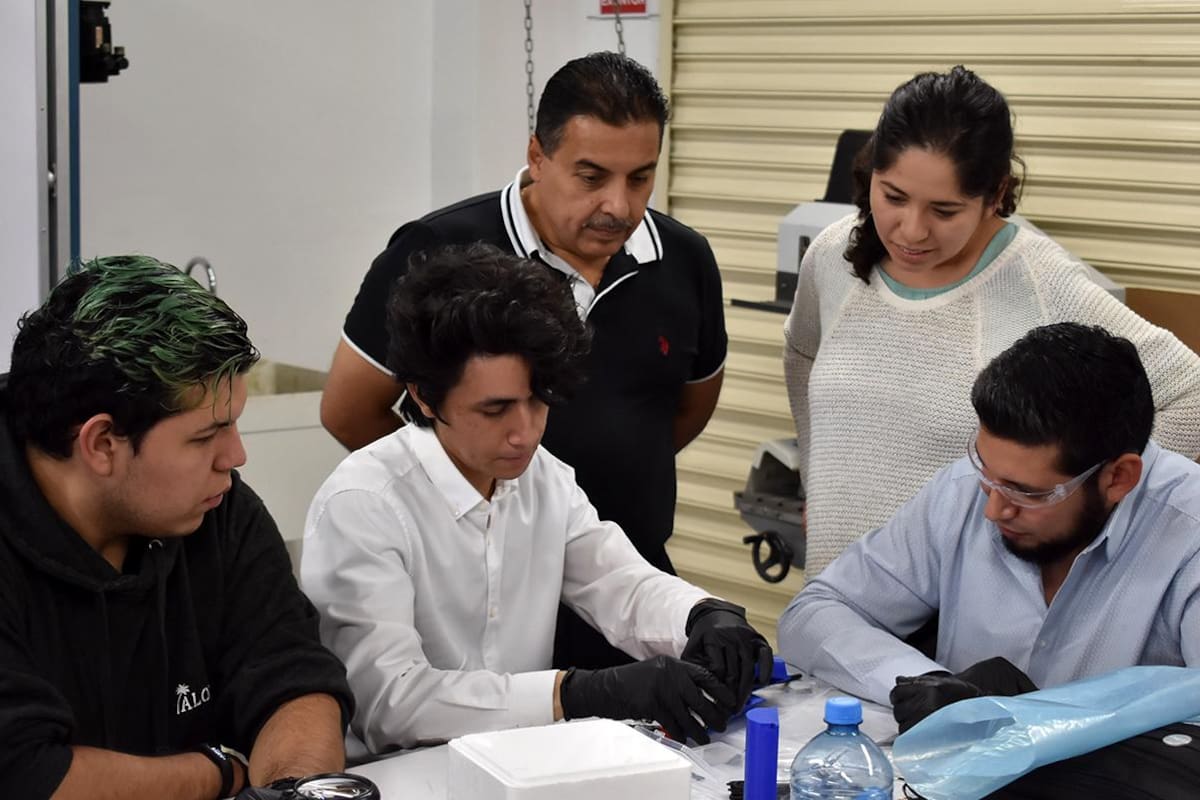 Astronauta José Hernández y estudiantes de Cetys Universidad desarrollan satélites