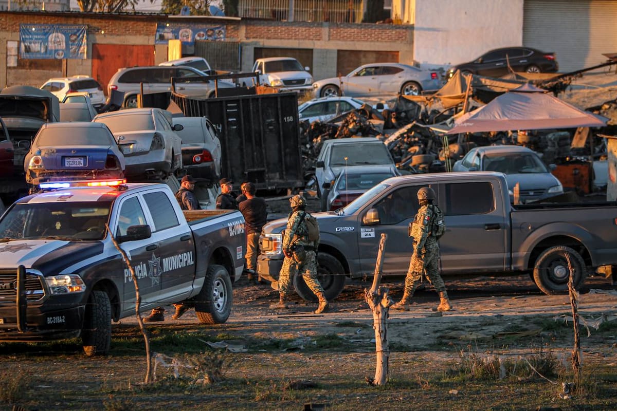 Un ataque armado registrado en un yonke del fraccionamiento Urbi 1 dejó un vehículo incendiado y dos hombres lesionados por disparos de arma de fuego. Foto: Border Zoom