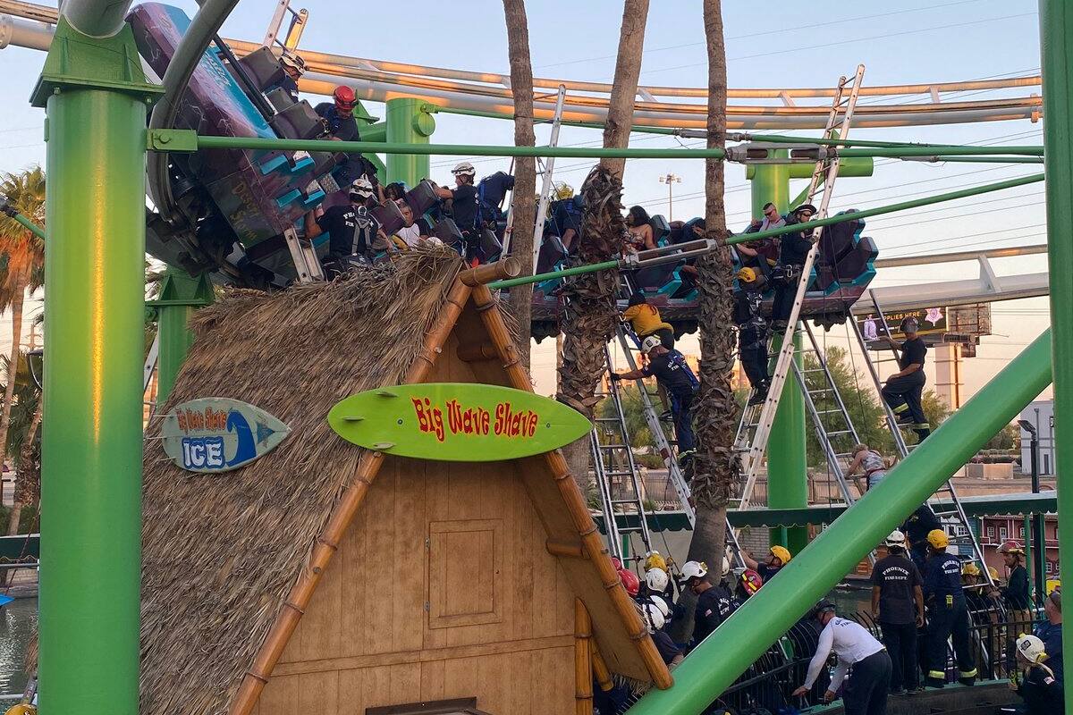 Montaña rusa se detiene y atrapa a 22 personas en un parque de diversiones de Phoenix, Arizona
