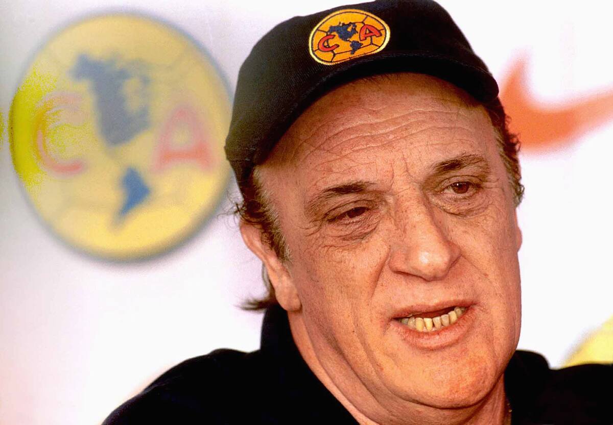 Alfio Basile como DT del Club América en  el año 2000.