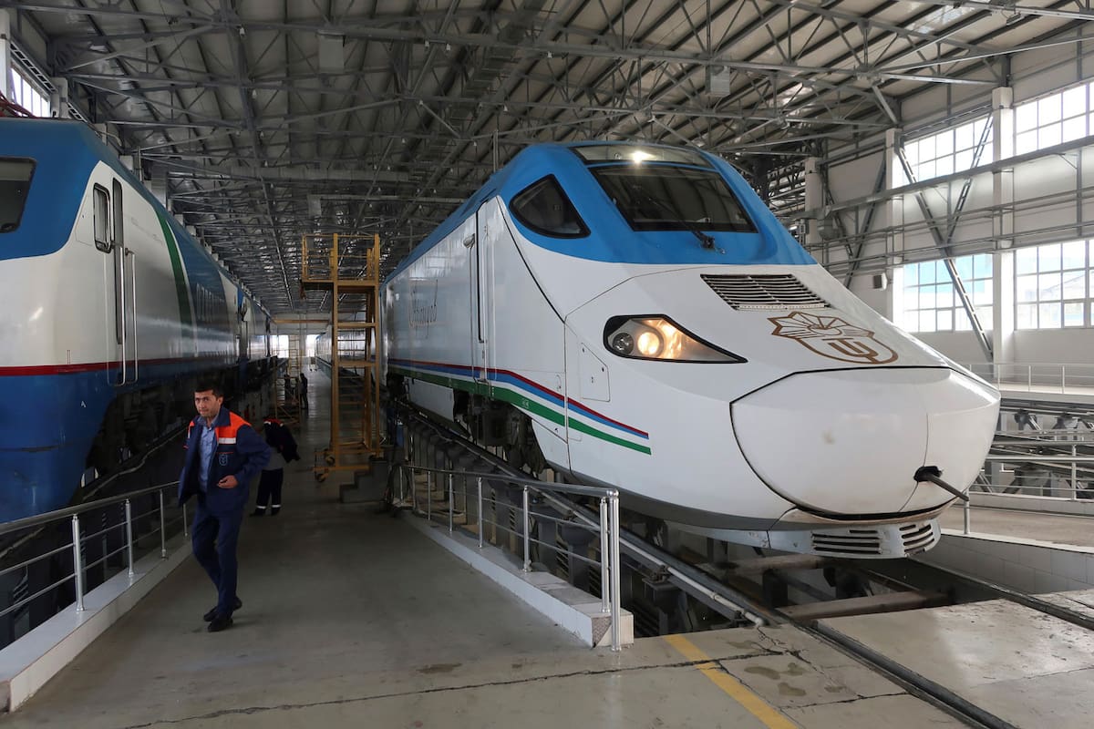 Lleva tren español a turistas al corazón de la Ruta de la Seda
