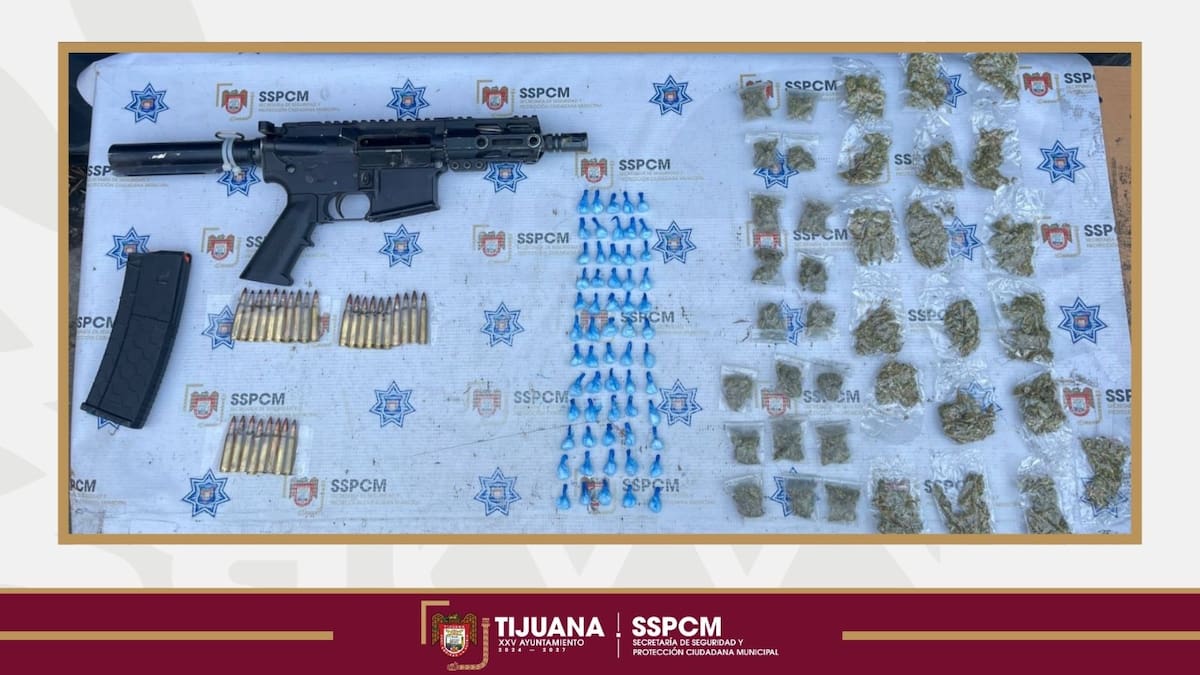 Tres hombres, dos menores, fueron detenidos en Tijuana con armas y drogas tras un operativo policial conjunto. Foto: Cortesía