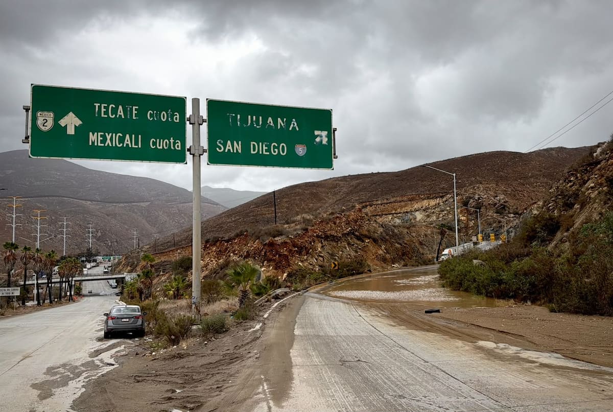 Las precipitaciones de la tormenta Rachel provocaron la formación de un socavón sobre la avenida Miguel Alemán y la inundación de la gaza que conecta el Bulevar 2000 con Limón Padilla rumbo a Otay. Foto: Cortesía / Border Zoom