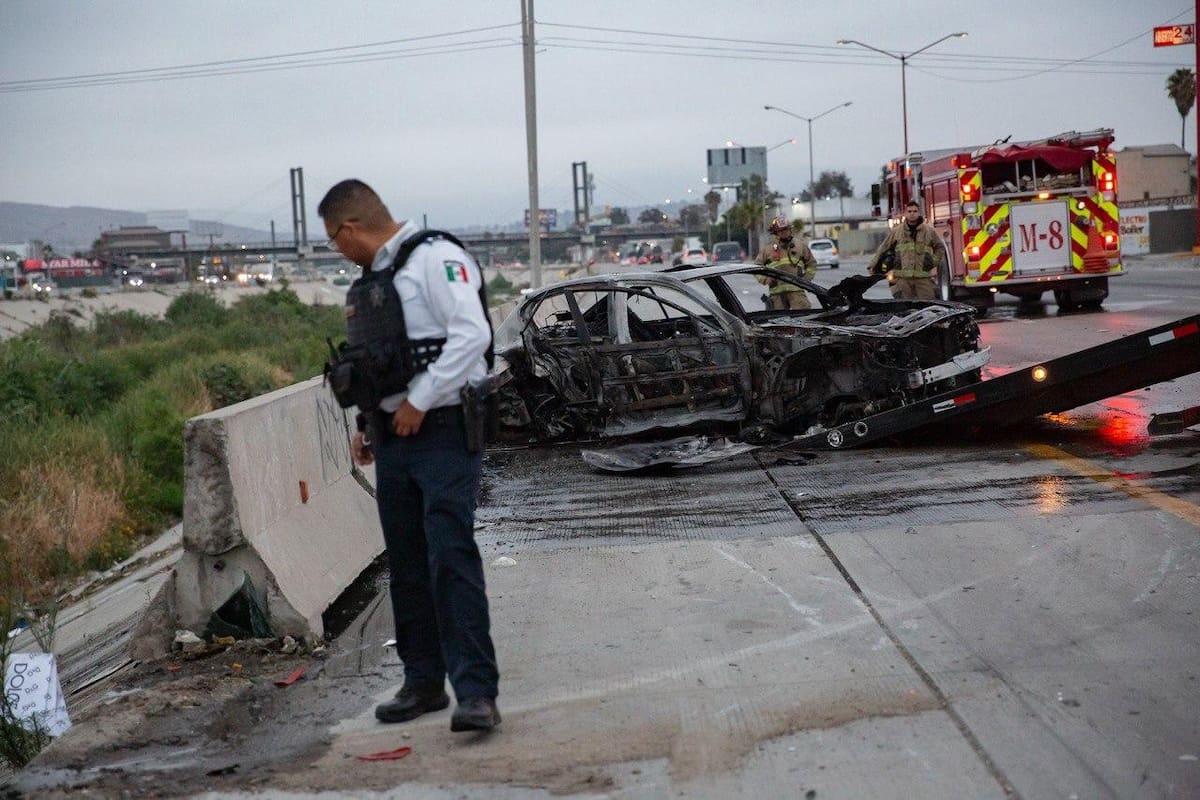 El automóvil dio varias volteretas antes de incendiarse; el conductor fue rescatado y trasladado inconsciente a un hospital. Foto: Border Zoom