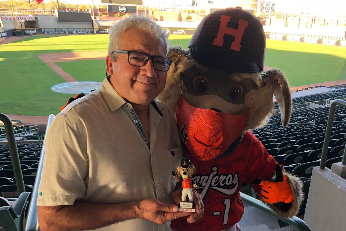 Presentan Naranjeros de Hermosillo 'Bobblehead' de Beto Coyote