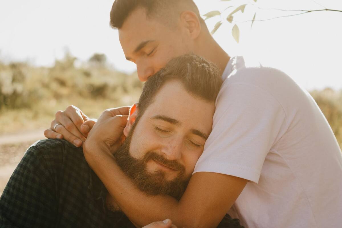 Pareja homosexual se tira de un puente en Armenia