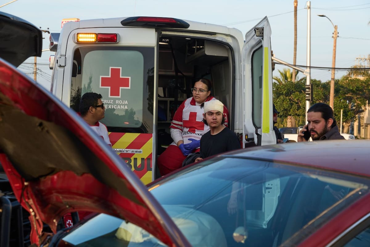 El accidente ocurrió sobre la avenida Paseo Playas de Tijuana, donde un pick up de la Marina se impactó contra un vehículo Nissan Sentra dejando como saldo dos personas lesionadas. Foto: Border Zoom
