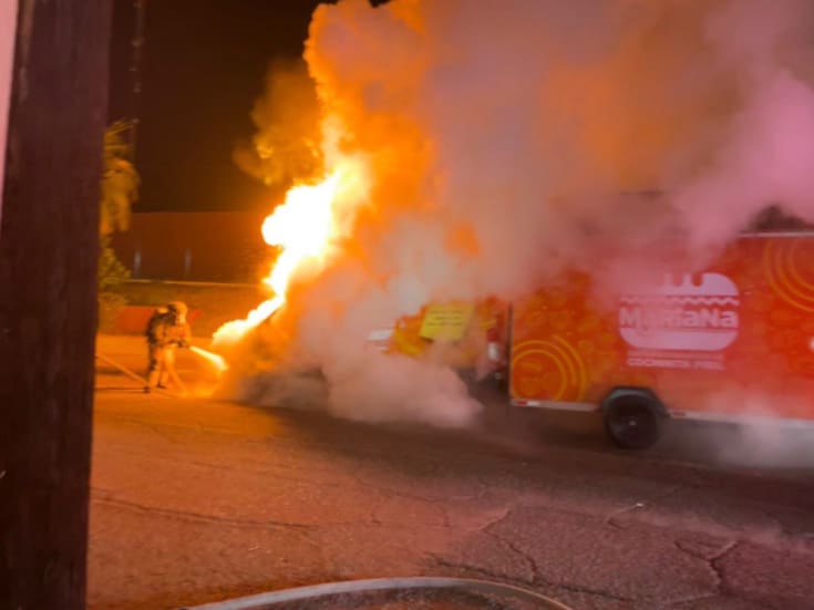 Incendian food truck y dejan narcomanta en la calzada Independencia